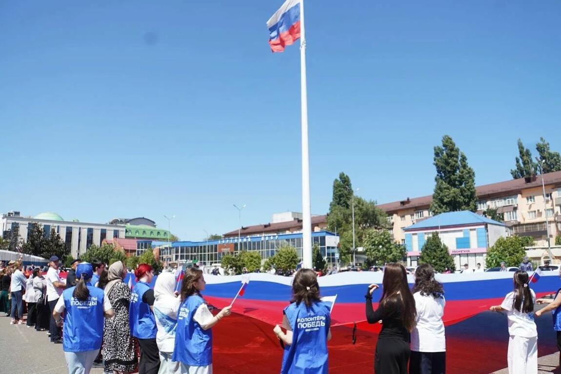 В Махачкале прошёл флешмоб ко Дню Государственного флага России