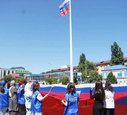 В Махачкале прошёл флешмоб ко Дню Государственного флага России