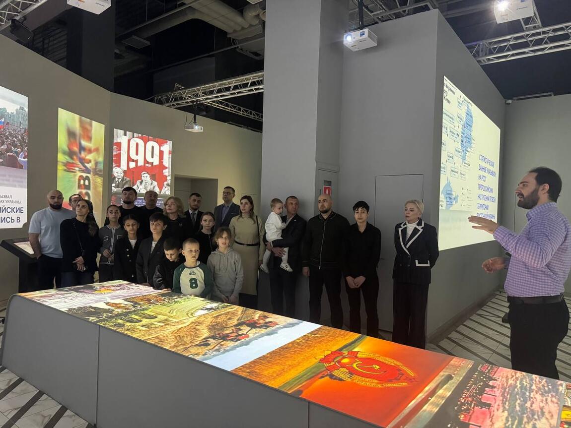 Экскурсию по мультимедийной выставке «Поколение Героев» провели для участников программы «Доблесть гор» в Историческом парке