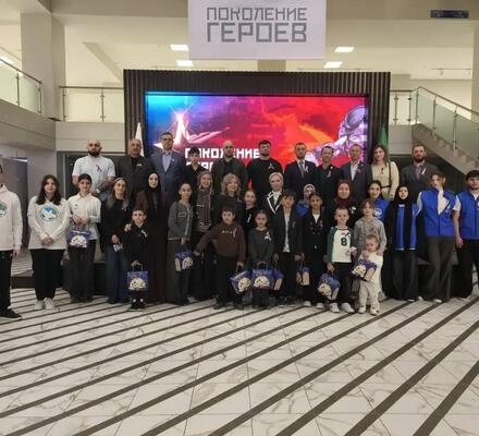 Экскурсию по мультимедийной выставке «Поколение Героев» провели для участников программы «Доблесть гор» в Историческом парке